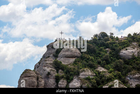Croce di San Michele vicino a Abbazia Benedettina di Santa Maria de Montserrat sulla montagna di Montserrat, Monistrol de Montserrat, Spagna Foto Stock