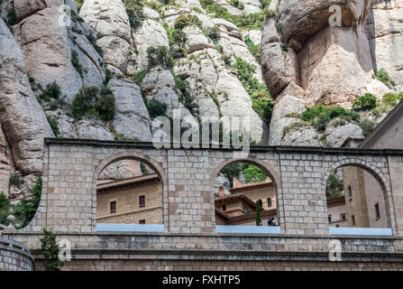 Rocce su abbazia benedettina di Santa Maria de Montserrat sulla montagna di Montserrat in Monistrol de Montserrat, Catalogna, Spagna Foto Stock