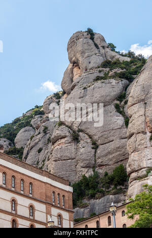 Rocce su abbazia benedettina di Santa Maria de Montserrat sulla montagna di Montserrat in Monistrol de Montserrat, Catalogna, Spagna Foto Stock