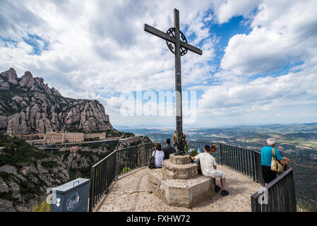 Croce di San Michele vicino a Abbazia Benedettina di Santa Maria de Montserrat sulla montagna di Montserrat, Monistrol de Montserrat, Spagna Foto Stock
