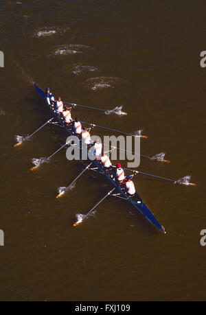 Scullers remare nella testa della regata Schuylkill; Fiume Schuykill; Philadelphia, Pennsylvania, STATI UNITI D'AMERICA Foto Stock