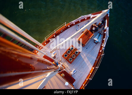 Visualizza in basso dal montante principale del centro storico di 65 piedi in barca a vela al tramonto sulla baia di Chesapeake; Maryland; USA Foto Stock