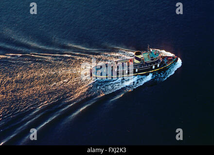 Vista aerea del rimorchiatore a traino nel fiume Delaware vicino a Philadelphia, Pennsylvania - USA Foto Stock