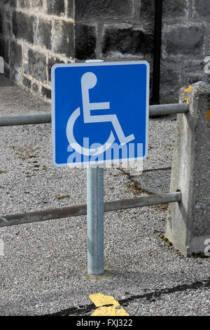 Un parcheggio disabili spazio segno blu porta badge Foto Stock