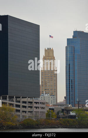 In mezzo, undici80 edificio, un segno distintivo di Newark skyline sin dalla sua costruzione come un 35-storia edificio per uffici nel 1930 Foto Stock
