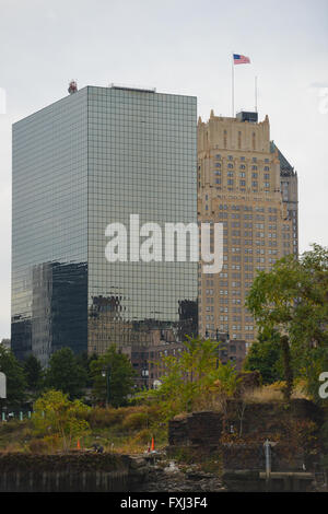 Sulla destra, undici80 edificio, un segno distintivo di Newark skyline sin dalla sua costruzione come un 35-storia edificio per uffici nel 1930. Foto Stock