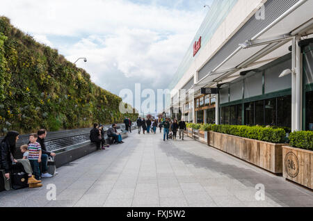 Guardando lungo un sentiero pedonale al Westfield Shopping Centre in Shepherds Bush London. Foto Stock