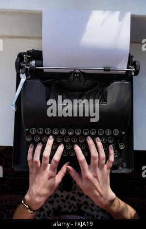 Mano Womans digitando su una macchina da scrivere Foto Stock