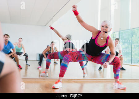 Istruttore di Fitness leader di classe di aerobica Foto Stock