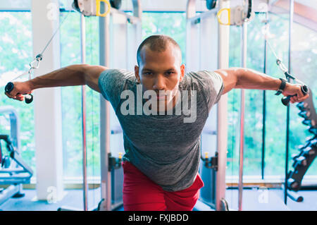 Determinato uomo cavo facendo il petto di volare a palestra Foto Stock