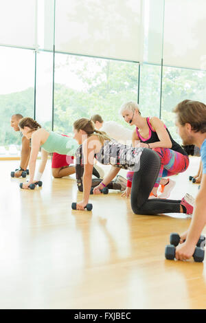 Istruttore di Fitness donna di guida nella classe di esercizio Foto Stock