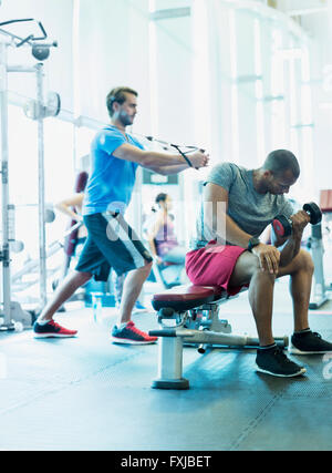 Uomini al lavoro in palestra Foto Stock