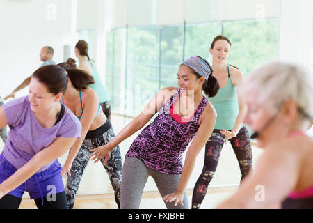 Le donne godono di classi di aerobica Foto Stock