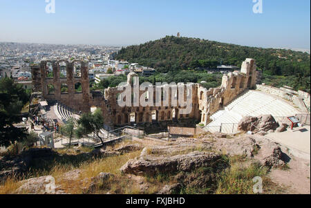 Odeon di Erode Attico e città sullo sfondo come si vede dall'ateniese Acropoli di Atene in Grecia. Foto Stock