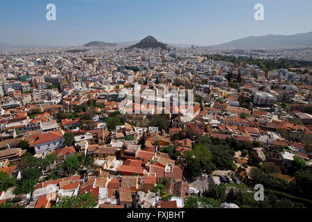 Un ampio angolo di visione di Atene come visto dalla parte superiore dell'ateniese Acropoli di Atene in Grecia. Foto Stock