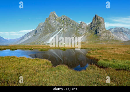 Montagna Vikurfjall riflessa su stagno, vicino Hvalnes Riserva Naturale, Islanda Foto Stock