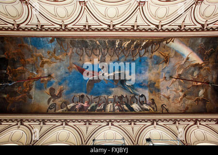 Vista orizzontale all'interno della Sala degli Specchi presso il Museo rivoluzionario nella Città dell Avana, Cuba. Foto Stock