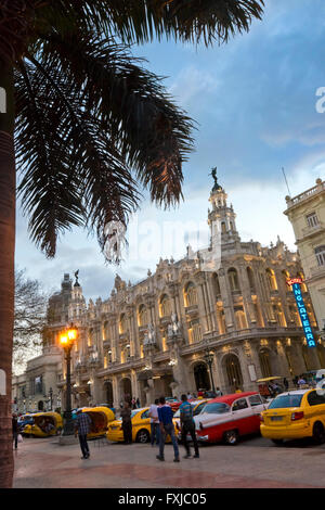 Vista verticale del Gran Teatro al tramonto a l'Avana, Cuba. Foto Stock