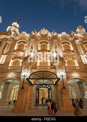 Vista verticale dell'ingresso anteriore del Gran Teatro di notte a L'Avana, Cuba. Foto Stock
