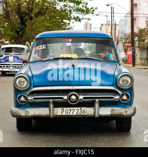 Piazza vicino di un vecchio classico americano auto guidando lungo la strada a l'Avana, Cuba. Foto Stock