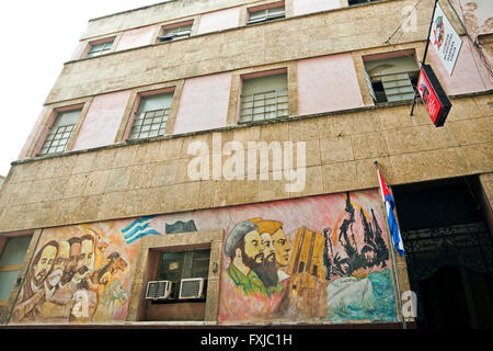 Chiudere orizzontale di un murale in Havana raffiguranti vari eventi storici, Cuba. Foto Stock