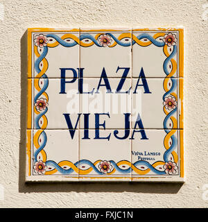 Piazza vicino un segno decorativo per Plaza Vieja a l'Avana, Cuba. Foto Stock