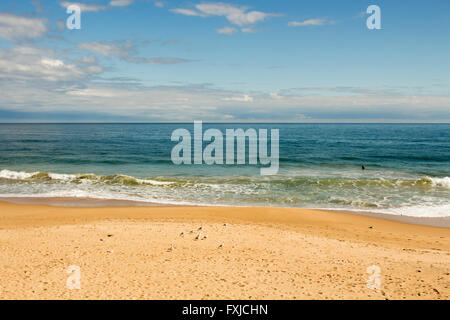 Delle onde dell'Oceano Indiano break sulla riva sabbiosa a Ocean Beach, Bunbury Western Australia su una mattina nuvoloso in inverno. Foto Stock