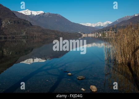 Montagne riflettendo in un lago Foto Stock