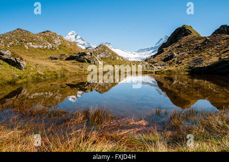 Sweis montagne riflettendo in un lago Foto Stock