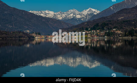 Montagne riflettendo in un lago Foto Stock