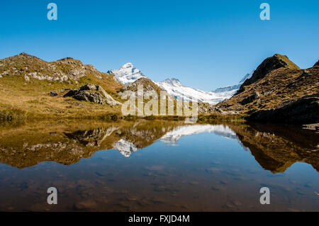 Montagne riflettendo in un lago Foto Stock