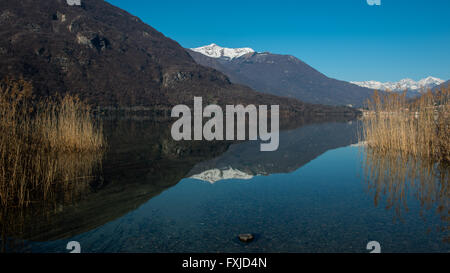 Montagne Svizzere riflettendo in un lago Foto Stock