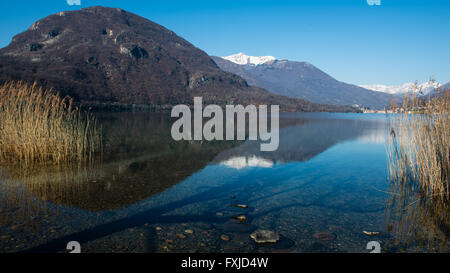 Montagne Svizzere riflettendo in un lago Foto Stock