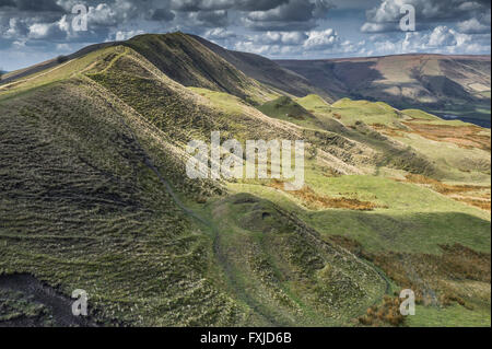 Il grande Ridge guardando dal Mam Tor mostrando piccole colline causato da frane, Peak District, Derbyshire, in Inghilterra. Foto Stock