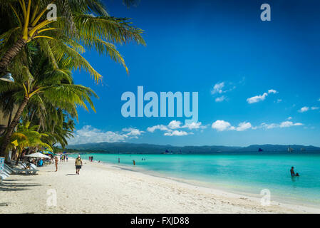 Il Boracay Island costa tropicale spiaggia paesaggio nelle Filippine Foto Stock