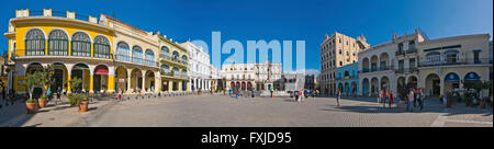 Panoramica orizzontale (3 foto) cucitura a vista di Piazza Vecchia a l'Avana, Cuba. Foto Stock