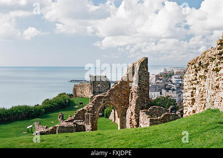 Il castello di Hastings, East Sussex Regno Unito, sulla costa a sud di Otranto Foto Stock