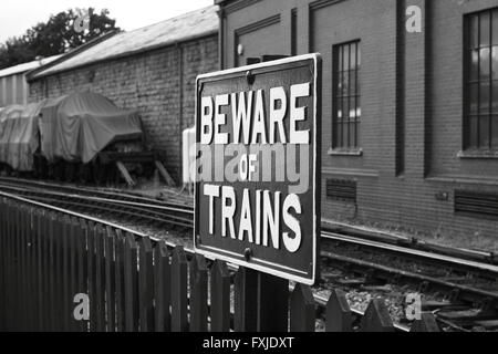 Stazione ferroviaria segno di avvertimento vintage Foto Stock