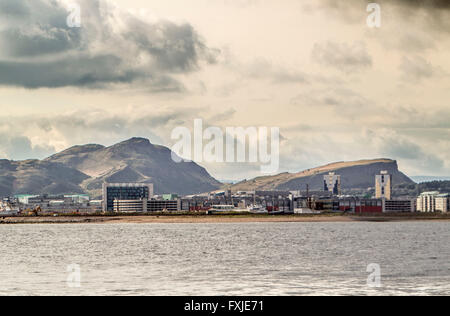 Arthur' Seat Edinburgh visto dal fiume Forth con cielo tempestoso Foto Stock