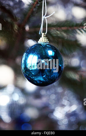 Si tratta di una foto di una palla di Natale in un albero di Natale per la decorazione Foto Stock