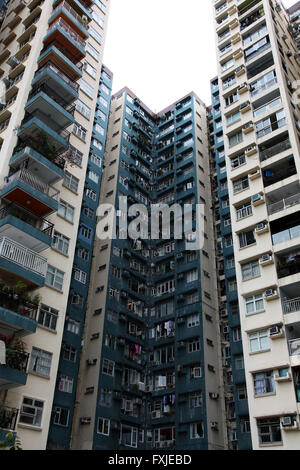 Si tratta di una foto del piatto del Consiglio a Hong Kong. Si tratta di edifici a torre con piccoli appartamenti in esso. Foto Stock