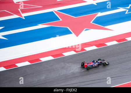 Max Verstappen della Scuderia Toro Rosso unità su un circuito bagnato delle Americhe nel corso del PQ1 prima del 2015 US Grand Prix Foto Stock