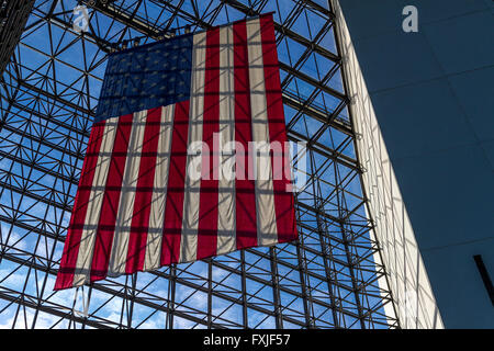 Stelle e Strisce appeso in John F Kennedy Presidential Library and Museum , punto di Columbia, Boston , MA , STATI UNITI Foto Stock