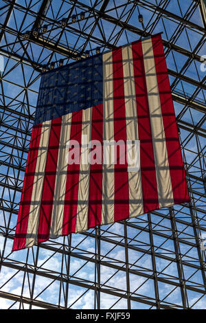 Stelle e Strisce appeso in John F Kennedy Presidential Library and Museum , punto di Columbia, Boston , MA , STATI UNITI Foto Stock