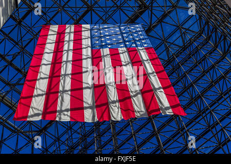 Stelle e Strisce appeso in John F Kennedy Presidential Library and Museum , punto di Columbia, Boston , MA , STATI UNITI Foto Stock