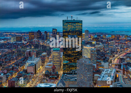 Vista aerea della città di Boston di notte vista dalla Prudential Tower, Boston, Massachusetts USA Foto Stock