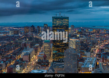 Vista aerea della città di Boston di notte vista dalla Prudential Tower, Boston, Massachusetts USA Foto Stock