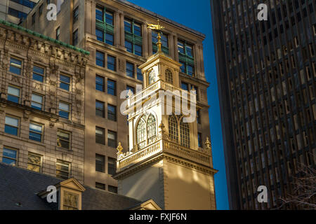 La cima della torre principale della Old state House, uno storico edificio in mattoni a due piani nel centro di Boston, Stati Uniti Foto Stock