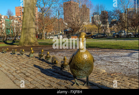 Una scultura d'anatra in bronzo, 'Make Way for Ducklings' nel Boston Public Garden, Boston, Massachusetts, USA Foto Stock