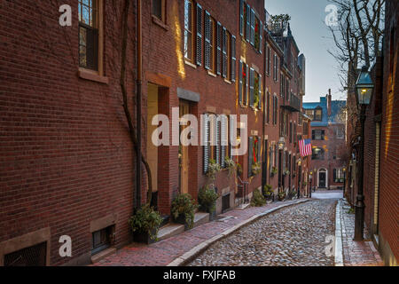 Acorn St nel quartiere Beacon Hill di Boston, una stretta strada acciottolata di storici rowhouses, Boston, Massachusetts, Stati Uniti Foto Stock